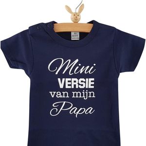 Baby Romper donkerblauwe met tekst opdruk Mini versie van mijn papa  | korte mouw | donkerblauw met wit | maat 62/68 met bekendmaking zwangerschap aanstaande jongen meisje unisex