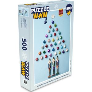 Puzzel Een kerstboom gemaakt van kerstballen op een lichtblauwe achtergrond - Legpuzzel - Puzzel 500 stukjes - Kerst - Cadeau - Kerstcadeau voor mannen, vrouwen en kinderen