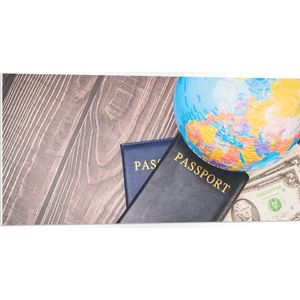WallClassics - PVC Schuimplaat- Tafereel van Paspoorten bij Kleine Wereldbol - 100x50 cm Foto op PVC Schuimplaat