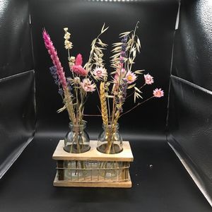 2 vaasjes in een houten tray met fleurige droogbloemen - cadeau - decoratie - interieur - bloemstuk - woondecoratie - vintage