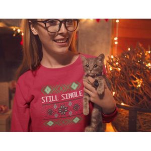 Shirt - Still single - Wurban Wear | Grappige sweater | Leuk cadeau | Unisex sweater | Oversized sweater | Foute kerst trui | Foute kerstkleding | Kerst sweater | Kerst diner | Kersttrui dames | Foute kersttruiendag 2024 | Rood