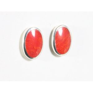 Ovale hoogglans zilveren oorstekers met rode koraal steen