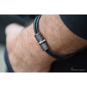 Urn-Crematie-as heren armband zwart- Sieraad wordt voor u op maat gemaakt!-lederen heren armband met crematie-as verwerkt in zwarte rvs bedel-Herinneringsarmband-Assieraad- RVS klik sluiting mat zwart--Crematie-as verwerkt in glas en hars-Mens/Dieren