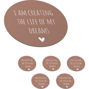 Onderzetters voor glazen - Rond - Engelse quote I am creating the life of my dreams op een bruine achtergrond - 10x10 cm - Glasonderzetters - 6 stuks