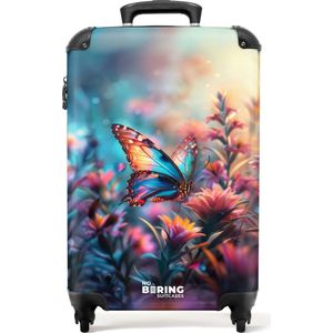 NoBoringSuitcases.com® - Handbagage koffer lichtgewicht - Reiskoffer trolley - Close-up van een blauwe vlinder op roze bloem - Rolkoffer met wieltjes - Past binnen 55x40x20 en 55x35x25