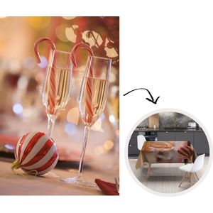 Kerst Tafelkleed - Kerstmis Decoratie - Tafellaken - 150x220 cm - Champagne glazen met kerst zuurstokken - Kerstmis Versiering
