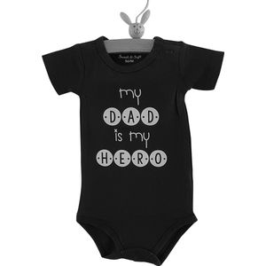 Baby Romper met tekst aanstaande papa opdruk My dad is my hero | korte mouw |zwart met wit | maat 74/80 met bekendmaking zwangerschap jongen meisje unisex