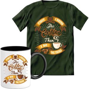 T-Shirtknaller T-Shirt met Koffiemok | First I Drink Coffee - Koffie Kleding | Heren / Dames Shirt met Mok Cadeau | Kleur groen | Maat L
