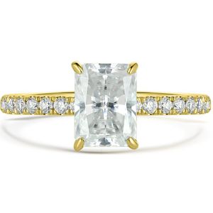 Astra - 18k Geelgouden Radiant Moissanite Ring met Pavé Zijstenen & Hidden Halo - 3.9 karaat