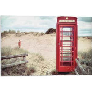 WallClassics - Vlag - Rode Telefooncel in Duinen - 60x40 cm Foto op Polyester Vlag