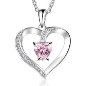 Swarovski Roze Hart Ketting Verstelbaar 45 tot 50 cm Inclusief Zwarte Luxe Vlinderdoos met 16 Kunstrozen