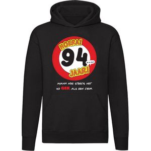 94 jaar | Maar nog steeds zo gek als een deur! Hoodie | cadeau leeftijd | 94e verjaardag | Trui | Unisex