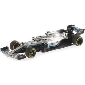 De 1:43 Diecast modelauto's van de Mercedes AMG W10 #77 van de GP van China in 2019. De bestuurder is Valtteri Bottas.De fabrikant van het schaalmodel is Minichamps.Dit model is alleen online beschikbaar.