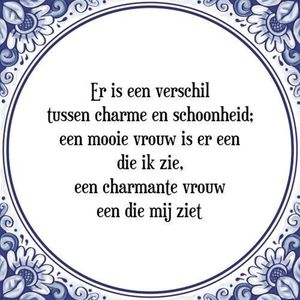 Tegeltje met Spreuk (Tegeltjeswijsheid): Er is een verschil tussen charme en schoonheid; een mooie vrouw is er een die ik zie, een charmante vrouw een die mij ziet + Kado verpakking & Plakhanger