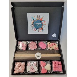 Geboorte Box - Roze met originele geboortekaart 'Groeten Uit...' met persoonlijke (video)boodschap | 8 soorten heerlijke geboorte snoepjes en een liefdevol geboortekado