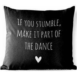 Tuinkussen - Engelse quote ""If you stumble, make it part of the dance"" met een hartje voor een zwarte achtergrond - 40x40 cm - Weerbestendig