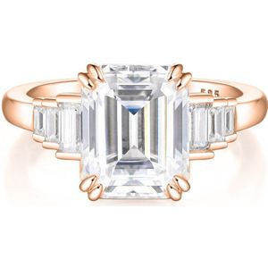 Rectanglo - 18k Roségouden Smaragd Geslepen Moissanite Ring met Baguette Accenten - 2.5 karaat