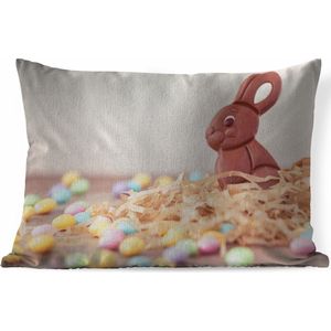 Sierkussens - Kussen - Een konijn van chocolade met kleine eitjes tijdens Pasen - 60x40 cm - Kussen van katoen