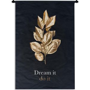 Wandkleed Golden leaves staand - Gouden bladeren aan een tak met de quote - Dream it do it Wandkleed katoen 60x90 cm - Wandtapijt met foto