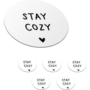 Onderzetters voor glazen - Rond - Engelse quote Stay cozy met een hartje tegen een witte achtergrond - 10x10 cm - Glasonderzetters - 6 stuks