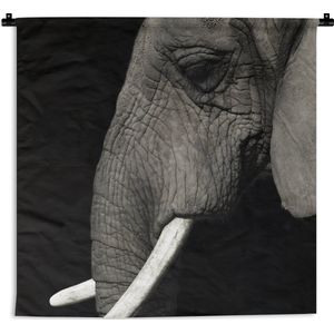 WandkleedDieren - Close-up van een olifant op een zwarte achtergrond Wandkleed katoen 150x150 cm - Wandtapijt met foto