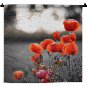 Wandkleed - Wanddoek - Wilde rode klaprozen in een groot veld met een zwart witte achtergrond - 150x150 cm - Wandtapijt