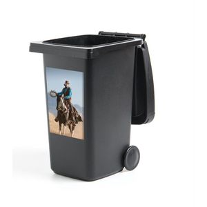 Container sticker Cowboys - Een cowboy op een paard tegen een grijze hemel Klikosticker - 40x60 cm - kliko sticker - weerbestendige containersticker