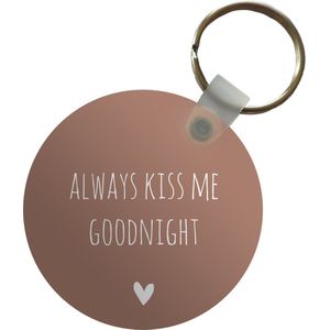 Sleutelhanger - Engelse quote Always kiss me goodnight met een hartje op een bruine achtergrond - Plastic - Rond - Uitdeelcadeautjes