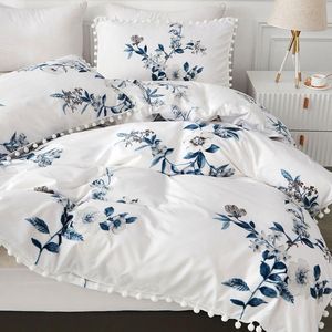 Beddengoed, 220 x 240 cm, 3-delig, wit, blauw, bloemen, pompons, omkeerbaar beddengoed, microvezel, zachte beddengoedsets, romantisch meisjesdekbedovertrek met ritssluiting en 2 kussenslopen,