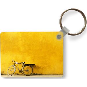 Sleutelhanger - Een fiets op een gele achtergrond - Uitdeelcadeautjes - Plastic
