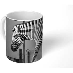 Mok - Koffiemok - Zebra - Muur - Deur - Dieren - Zwart wit - Mokken - 350 ML - Beker - Koffiemokken - Theemok
