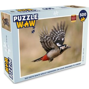 Puzzel Een grote bonte specht onderweg om haar jongeren te voeden - Legpuzzel - Puzzel 500 stukjes