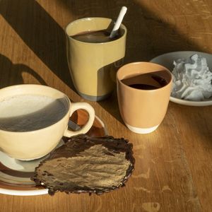 The Table | Atelier Mok 290 ml Cinnamon - lichtbruin - handgemaakte koffiebeker - koffiemok - theebeker