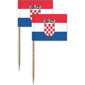 150x Cocktailprikkers Kroatië 8 cm vlaggetje landen decoratie - Houten spiesjes met papieren vlaggetje - Wegwerp prikkertjes