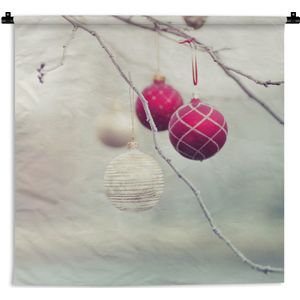 Wandkleed Kerst - Een close-up van kleurrijke kerstballen tijdens een ijzige dag Wandkleed katoen 150x150 cm - Wandtapijt met foto