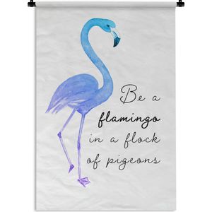 Wandkleed FlamingoKerst illustraties - Quote 'Be a flamingo in a flock of pigeons' met een blauwe flamingo op een witte achtergrond Wandkleed katoen 120x180 cm - Wandtapijt met foto XXL / Groot formaat!