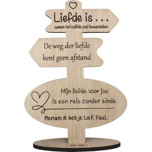 Liefde is ... - gepersonaliseerde houten wenskaart - kaart van hout - liefde - valentijn - luxe uitvoering met eigen namen