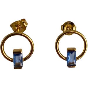 Bling-it oorsteker met blauwe steen goldplated. Materiaal: 925 sterling zilver met een 14 karaat gouden laagje