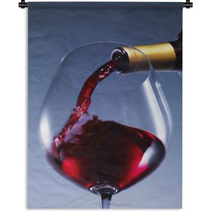 Wandkleed Rode wijn - Rode wijn wordt gegoten in glas Wandkleed katoen 150x200 cm - Wandtapijt met foto