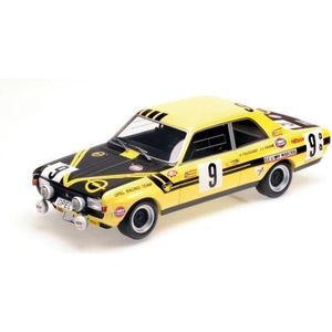 De 1:18 Diecast Modelcar van de Opel Commodore A #9 van de 24H Spa 1970.De rijders waren Haxhe en Toussaint.De fabrikant van het schaalmodel is Minichamps.Dit model is alleen online beschikbaar.