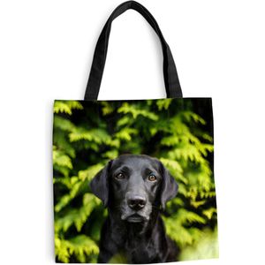 Schoudertas - Strandtas - Shopper Een zwarte Labrador Retriever tussen de groene bladeren - 45x45 cm - Katoenen tas