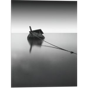 WallClassics - Vlag - Zinkende Houten Boot op Meer (zwart-wit) - 30x40 cm Foto op Polyester Vlag
