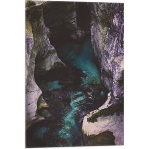 WallClassics - Vlag - Paarse Rotsen met Water - 50x75 cm Foto op Polyester Vlag