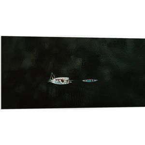 WallClassics - PVC Schuimplaat- Bovenaanzicht van Twee Bootjes op Donkerkleurig Meer - 100x50 cm Foto op PVC Schuimplaat