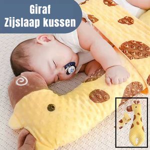 Allernieuwste.nl® Giraf Zijslaap Kussen Baby met Riem - Zijligkussen Rolkussen Zijslaapkussen Plat Hoofd - Coussin de couchage latéral girafe bébé avec ceinture- Cadeau de maternité - Kraamcadeau GIRAF 80 x 25 cm