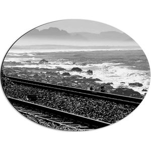 WallClassics - Dibond Ovaal - Treinrails aan het Zeewater (zwart/ wit) - 56x42 cm Foto op Ovaal (Met Ophangsysteem)