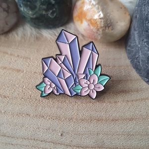 Enamel pin, kleding pin, broche, speldje, edelsteen, paars met bloemen