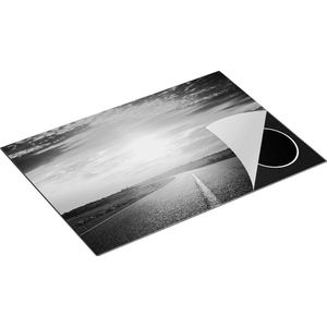 Chefcare Inductie Beschermer Zonsondergang Over de Weg met een Rode Lucht - Zwart Wit - 77x51 cm - Afdekplaat Inductie - Kookplaat Beschermer - Inductie Mat