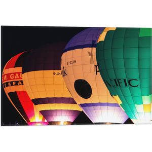 WallClassics - Vlag - Vier Verschillende Kleuren Luchtballonnen in het Donker - 60x40 cm Foto op Polyester Vlag