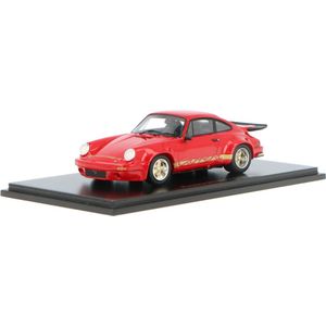 De 1:43 Diecast modelauto van de Porsche 911 3.0 RS Coupe van 1974 in Red. De fabrikant van het schaalmodel is Spark.Dit model is alleen online beschikbaar.